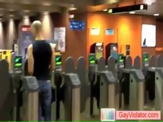 Chłopak dostaje uderzyłem w subway przez gayviolator