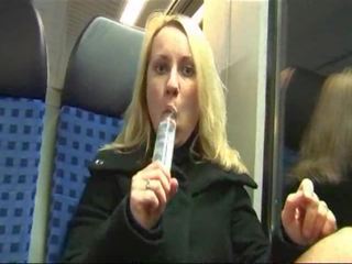 Tysk ludder onanerer og knullet på en tog