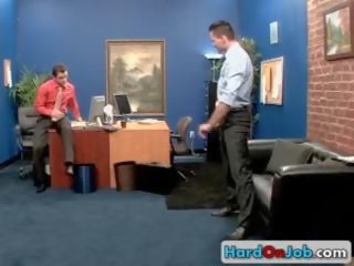 Două uimitor băieți având sex în birou trei de hardonjob
