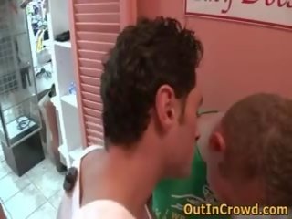 Due gay avere alcuni sesso in il indossare negozio 4 da outincrowd