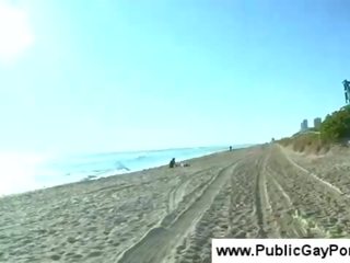 Латино хлопець в a публічний пляж відстій великий пеніс